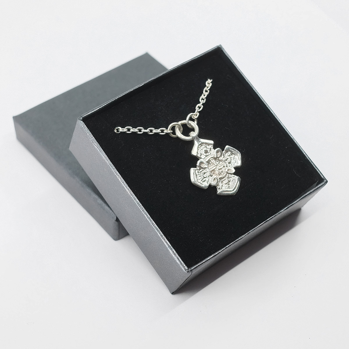 Pieni Juvan risti (hopeinen, ketjulla)