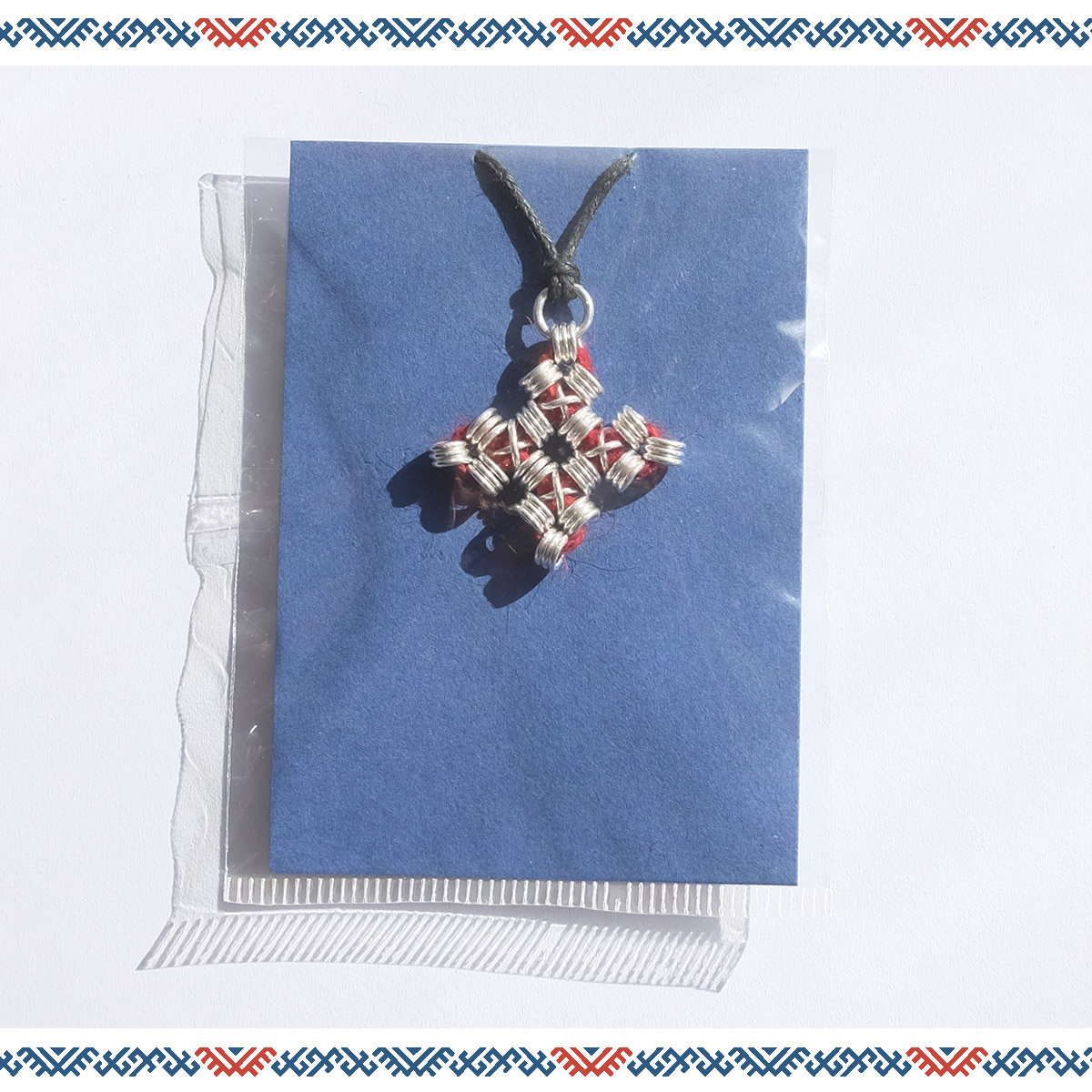 Ravattulan spiraaliriipus (hopeinen, punainen lanka)